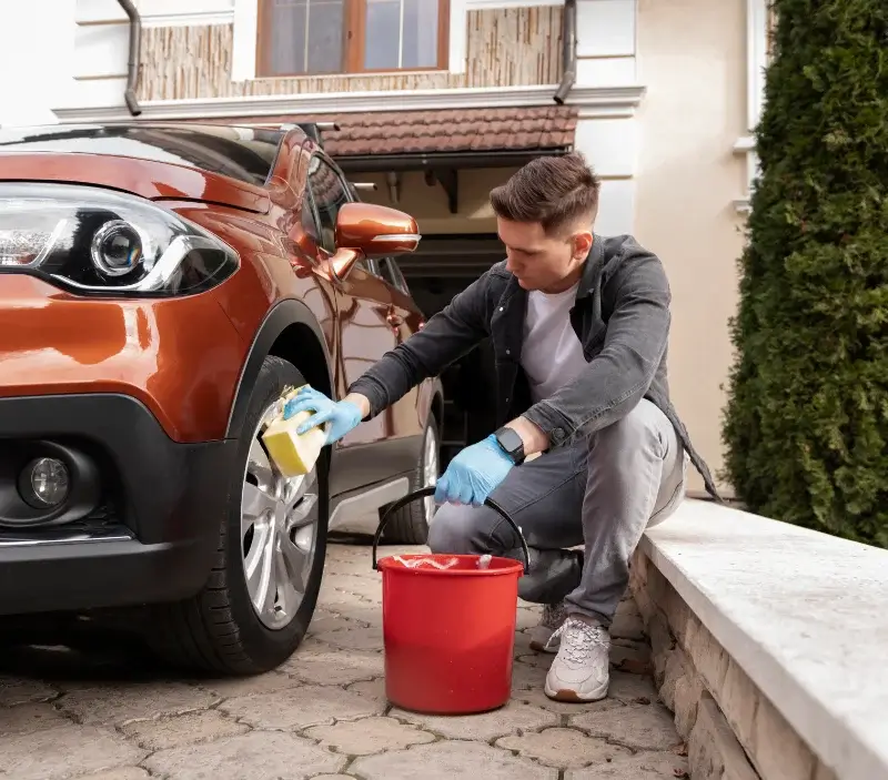 Lavage auto à domicile Saint-Paul-en-Pareds : professionnel intervenant sur un véhicule